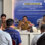 Kepala BPKA Reza Saputra didampingi Dirlantas Polda Aceh Kombes Pol M Iqbal Alqudusy memberikan penjelasan terkait pemutihan pajak kendaraan pada konferensi pers di Kantor Samsat Banda Aceh, Senin (2/12). (Foto: For Infoaceh.net)
