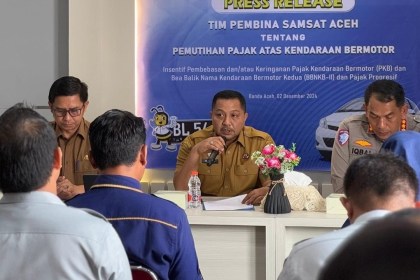 Kepala BPKA Reza Saputra didampingi Dirlantas Polda Aceh Kombes Pol M Iqbal Alqudusy memberikan penjelasan terkait pemutihan pajak kendaraan pada konferensi pers di Kantor Samsat Banda Aceh, Senin (2/12). (Foto: For Infoaceh.net)