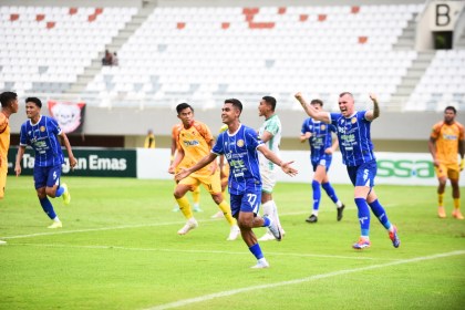 Pemain Persiraja Banda Aceh merayakan gol ke gawang Sriwijaya FC dalam lanjutan Liga 2 Indonesia 2024-2025, di Stadion Gelora Sriwijaya, Jakabaring, Palembang, Ahad sore (1/12). Persiraja menang 4-2 atas Sriwijaya FC. (Foto: Dok. MO Persiraja)