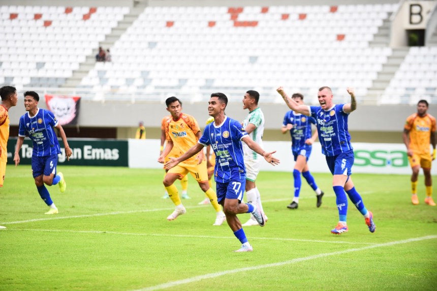 Pemain Persiraja Banda Aceh merayakan gol ke gawang Sriwijaya FC dalam lanjutan Liga 2 Indonesia 2024-2025, di Stadion Gelora Sriwijaya, Jakabaring, Palembang, Ahad sore (1/12). Persiraja menang 4-2 atas Sriwijaya FC. (Foto: Dok. MO Persiraja)