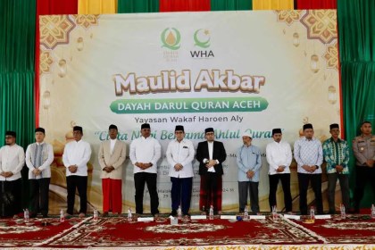 Pj Gubernur Aceh Safrizal, Plt Sekda Aceh Muhammad Diwarsyah, menghadiri Maulid Akbar di Dayah Darul Quran Aceh, Ahad, 1 Desember 2024, di Desa Tumbo Baro, Kecamatan Kuta Malaka, Aceh Besar