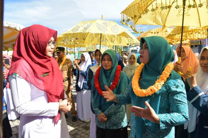 Pj. Ketua TP-PKK Aceh, Safriati didampingi Pj Bupati Nagan Raya, Dr Iskandar AP dan Ketua TP-PKK Nagan Raya, Ubiet Junita Sari dan Kepala Dinas terkait berkunjung ke SMPN 1 Seunagan, Nagan Raya, Senin (2/12)