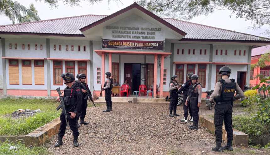 Kotak surat suara hasil Pilkada 2024 Aceh Tamiang yang disimpan di gudang KIP mendapat pengamanan ketat dari aparat kepolisian yang bersenjata lengkap. (Foto: For Infoaceh.net)