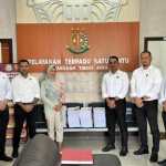 Penyidik Subdit Tipidkor Ditreskrimsus Polda Aceh kembali menyerahkan berkas empat tersangka atau tahap I kasus korupsi pengadaan wastafel pada Dinas Pendidikan Aceh ke Kejati Aceh, Senin (2/12). (Foto: Dok. Humas Polda)