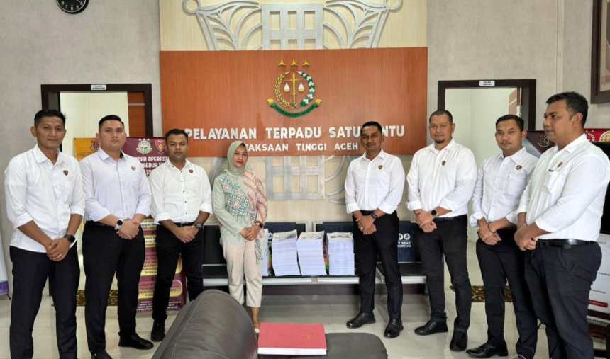 Penyidik Subdit Tipidkor Ditreskrimsus Polda Aceh kembali menyerahkan berkas empat tersangka atau tahap I kasus korupsi pengadaan wastafel pada Dinas Pendidikan Aceh ke Kejati Aceh, Senin (2/12). (Foto: Dok. Humas Polda)