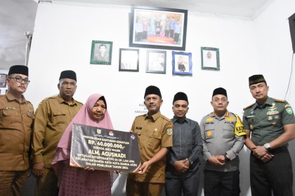 KIP Banda Aceh menyerahkan santunan kematian Rp 40 juta serta bantuan sembako kepada keluarga almarhum Agusnadi (33), petugas Ketertiban TPS Pilkada 2024 yang meninggal dunia di Lam Ara. (Foto: For Infoaceh.net)