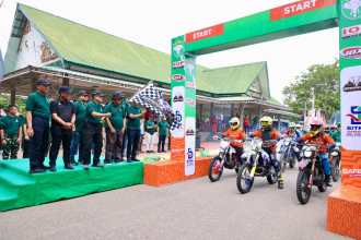 Pangdam Iskandar Muda Mayjen TNI Niko Fahrizal melepas Offroader Sanggamara Adventure and Challenge 2024 di Lapangan Blang Padang Banda Aceh, Kamis (5/12/2024)