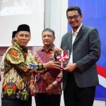 Mantan Kadisdik Aceh Dr Anas M Adam menyerahkan buku Holistika Pendidikan Aceh kepada Kadis Pendidikan Aceh Marthunis, di aula Dinas Pendidikan, Kamis malam (5/12). (Foto: For Infoaceh.net)