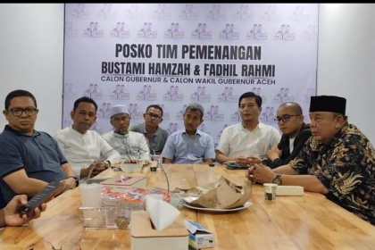 Koordinator Saksi Paslon 01 Bustami-Fadhil, Budi Ardiansyah didampingi Ketum PAS Aceh Tgk Bulqaini Tanjungan dan Wakil Ketua Tim Pemenangan Bustami-Fadhil, Kautsar Muhammad Yus
