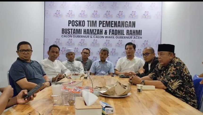 Koordinator Saksi Paslon 01 Bustami-Fadhil, Budi Ardiansyah didampingi Ketum PAS Aceh Tgk Bulqaini Tanjungan dan Wakil Ketua Tim Pemenangan Bustami-Fadhil, Kautsar Muhammad Yus