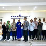 Pimpinan dan Anggota DPRD Tangerang foto bersama Asisten II Pemko Banda Aceh Fadhil, Komisaris PT LKMS Mahirah Muamalah Bahagia dan Plt Dirut Mufied Alkamal.