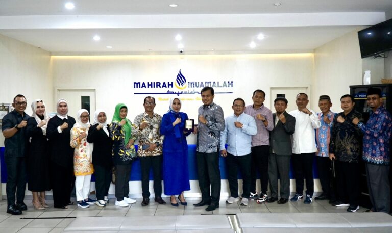 Pimpinan dan Anggota DPRD Tangerang foto bersama Asisten II Pemko Banda Aceh Fadhil, Komisaris PT LKMS Mahirah Muamalah Bahagia dan Plt Dirut Mufied Alkamal.