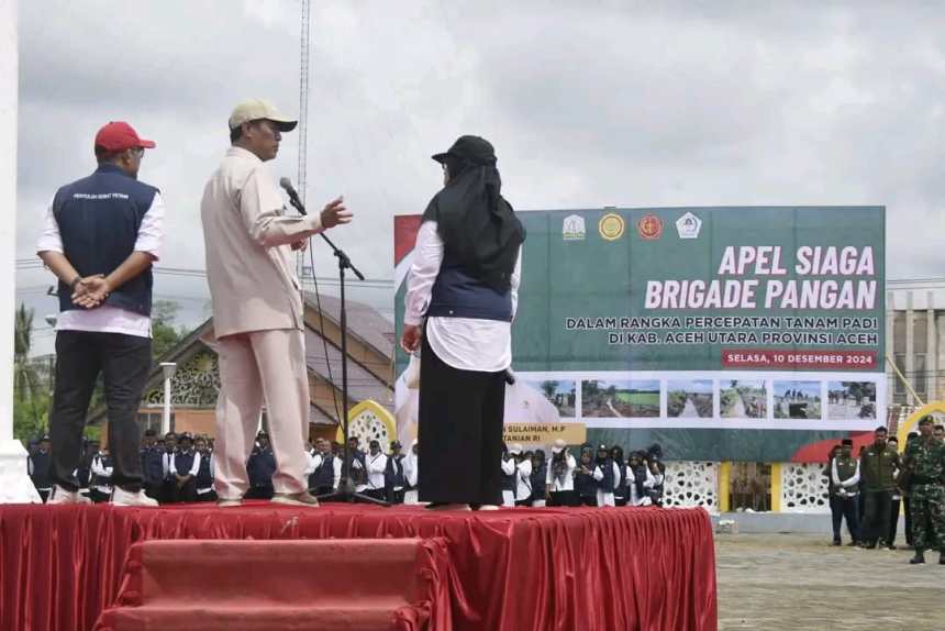 Menteri Pertanian RI Andi Amran Sulaiman memimpin apel siaga brigade pangan di halaman Kantor Bupati Aceh Utara, Selasa, (10/12). (Foto: For Infoaceh.net)