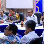 Kadishub Aceh Teuku Faisal memimpin Rakor Forum Lalu Lintas dan Angkutan Jalan (LLAJ) di aula Multimoda Dishub Aceh, Selasa (10/12). (Foto: For Infoaceh.net)