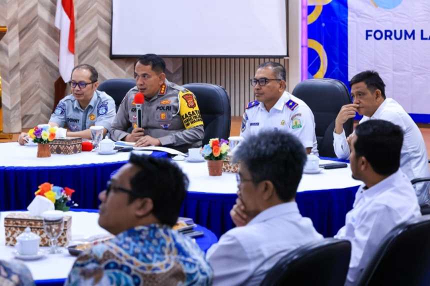 Kadishub Aceh Teuku Faisal memimpin Rakor Forum Lalu Lintas dan Angkutan Jalan (LLAJ) di aula Multimoda Dishub Aceh, Selasa (10/12). (Foto: For Infoaceh.net)