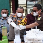 Kejari Aceh Timur, Selasa (10/12) memusnahkan barang bukti yang sudah berkekuatan hukum tetap perkara tindak pidana umum dan pidana khusus Tahun 2024. (Foto: Dok. Kejari Aceh Timur)