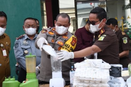 Kejari Aceh Timur, Selasa (10/12) memusnahkan barang bukti yang sudah berkekuatan hukum tetap perkara tindak pidana umum dan pidana khusus Tahun 2024. (Foto: Dok. Kejari Aceh Timur)