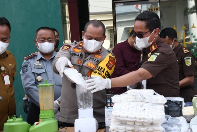 Kejari Aceh Timur, Selasa (10/12) memusnahkan barang bukti yang sudah berkekuatan hukum tetap perkara tindak pidana umum dan pidana khusus Tahun 2024. (Foto: Dok. Kejari Aceh Timur)