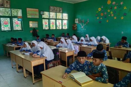 Siswa-siswi madrasah di Aceh Jaya rutin mengaji 15 menit sebelum belajar, dibimbing guru kelas di setiap jenjang mulai MI, MTs dan MA. (Foto: Kemenag Aceh Jaya)
