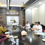 Pj Gubernur Aceh Safrizal ZA menerima audiensi PT PEMA terkait perkembangan proyek geothermal pada wilayah kerja panas bumi Seulawah Agam di ruang rapat Gubernur Aceh, Rabu (11/12). (Foto: For Infoaceh.net)