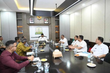 Pj Gubernur Aceh Safrizal ZA menerima audiensi PT PEMA terkait perkembangan proyek geothermal pada wilayah kerja panas bumi Seulawah Agam di ruang rapat Gubernur Aceh, Rabu (11/12). (Foto: For Infoaceh.net)