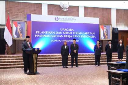 Gubernur BI Perry Warjiyo melantik 28 Pemimpin Satuan Kerja di Kantor Pusat dan Perwakilan BI, Selasa (10/12) di Jakarta. (Foto: Dok. Humas BI)