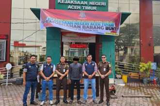 Penyidik Subdit Tipidter Ditreskrimsus Polda Aceh menyerahkan tersangka kasus tambang ilegal ke JPU Kejari Aceh Timur, Selasa, 10 Desember 2024. (Foto: For Infoaceh.net)