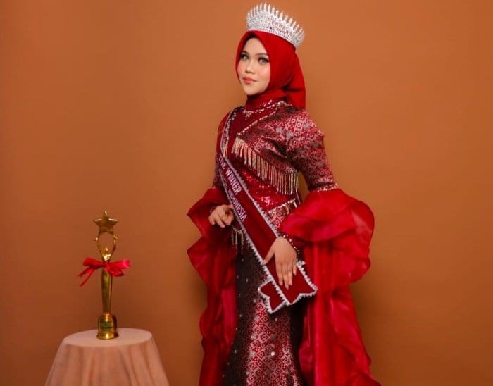 Syuraila Fadlika, pelajar asal Gampong Miruek Taman, Kecamatan Darussalam, Aceh Besar, berhasil menjadi juara pada Festival Etnik Model Indonesia yang berlangsung di Jakarta. (FOTO: DOK. PEMKAB ACEH BESAR)