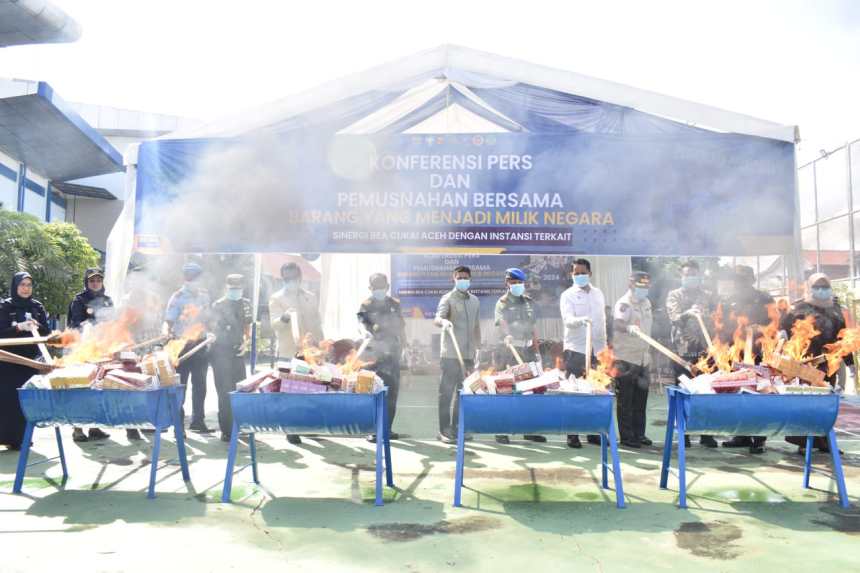 Kanwil Bea dan Cukai Aceh Kamis (12/12) melakukan pemusnahan barang ilegal senilai Rp 4,4 miliar hasil penindakan selama 2024. (Foto: For Infoaceh.net)
