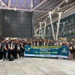 Calon mahasiswa baru Universitas Al Azhar Kairo Mesir asal Aceh berfoto bersama setelah tiba di Bandara Kairo, Mesir Kamis (12/12). (Foto: Dok. IKAT Aceh)