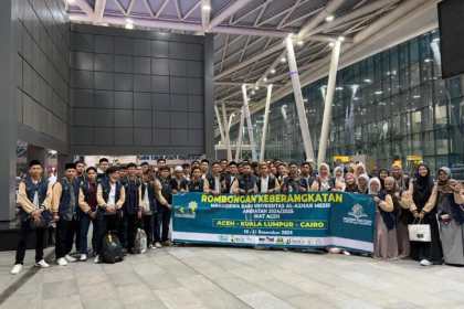 Calon mahasiswa baru Universitas Al Azhar Kairo Mesir asal Aceh berfoto bersama setelah tiba di Bandara Kairo, Mesir Kamis (12/12). (Foto: Dok. IKAT Aceh)