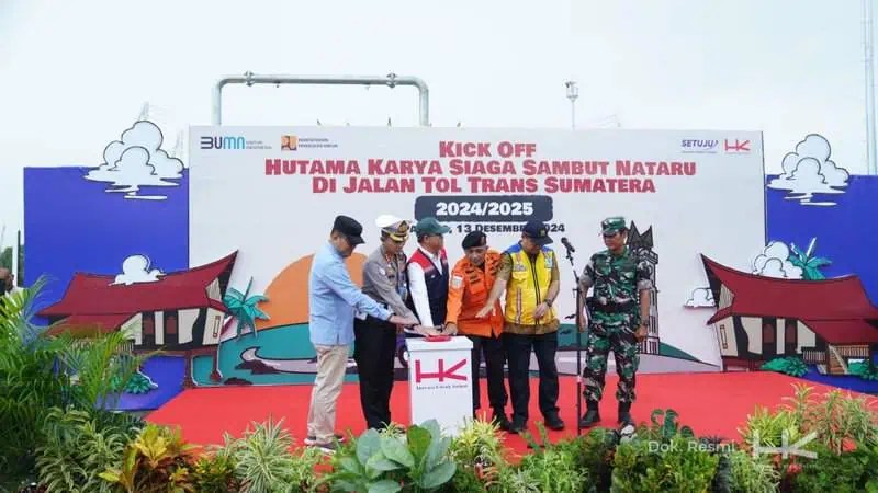 Hutama Karya menggelar Apel Siaga kesiapan menghadapi arus libur Nataru di Gerbang Tol Padang, Tol Pekanbaru – Padang Seksi Padang – Sicincin, Jum’at (13/12).