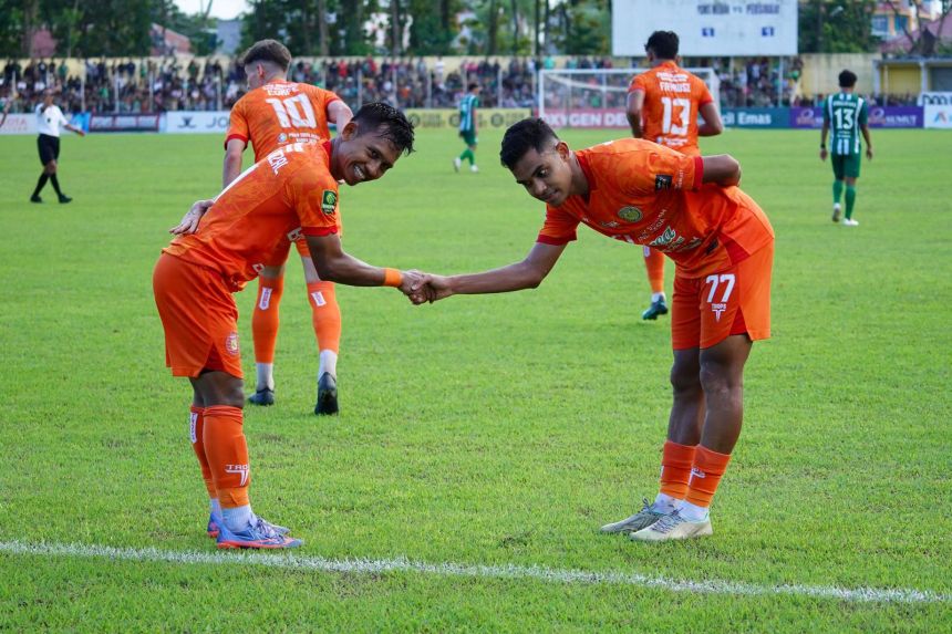 Pemain Persiraja Banda Aceh melakukan selebrasi perayaan gol setelah membobol gawang PSMS Medan, di Stadion Baharuddin Siregar, Sabtu sore (14/12/2024). (Foto: Dok. MO Persiraja)