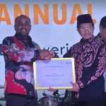 Menteri Agama Prof Nasaruddin Umar menyerahkan penghargaan BPKH Banking Awards kepada Plt. Dirut Bank Aceh Fadhil Ilyas di Sheraton Grand Jakarta Gandaria City Hotel