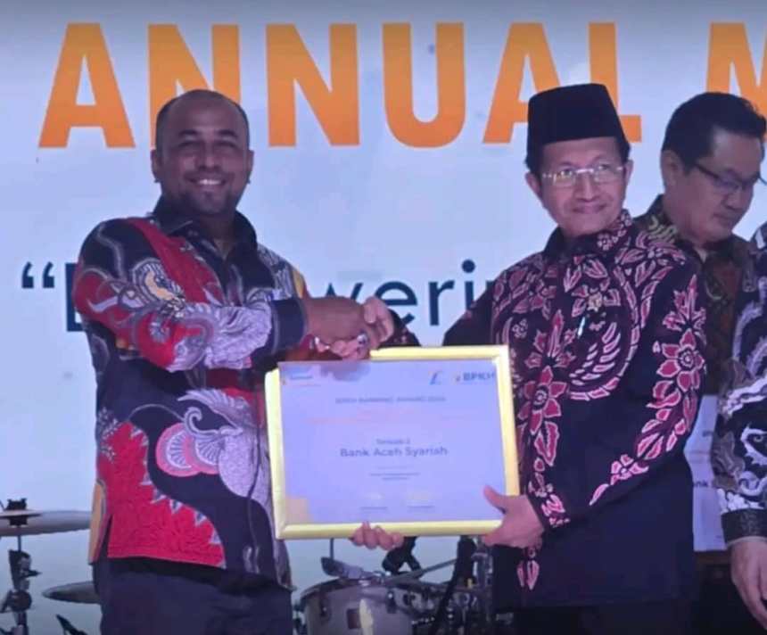 Menteri Agama Prof Nasaruddin Umar menyerahkan penghargaan BPKH Banking Awards kepada Plt. Dirut Bank Aceh Fadhil Ilyas di Sheraton Grand Jakarta Gandaria City Hotel