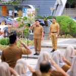 Pj Wali kota Banda Aceh Almuniza Kamal memimpin apel rutin pegawai dalam lingkungan Setda Kota Banda Aceh, di halaman balai kota, Senin (16/12)