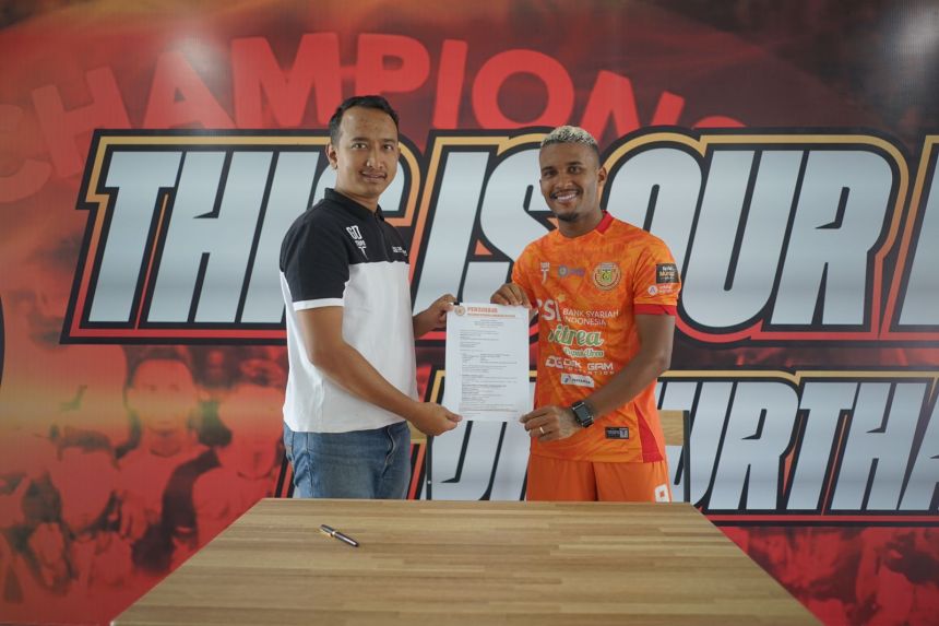Manajer Persiraja Banda Aceh Rifda Mafdhul Gidong bersama pemain asing asal Liga Brazil Matheus Machado, Selasa (17/12)