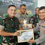 Wakapolda Aceh Brigjen Pol Misbahul Munauwar menyerahkan penghargaan juara lomba menembak eksekutif kepada Pangdam IM Mayjen TNI Niko Fahrizal di Lapangan Tembak Rindam Iskandar Muda, Mata Ie, Aceh Besar, Selasa (17/12). (Foto: For Infoaceh.net)