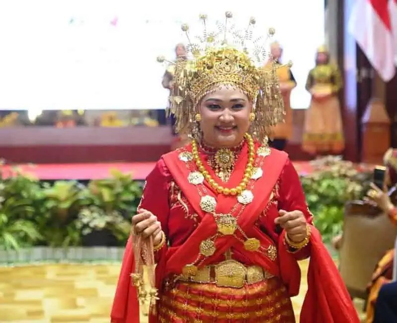 Pj Ketua TP-PKK Aceh Besar, Cut Rezky Handayani menampilkan model busana adat Aceh Besar pada peringatan Hari Ibu ke-96 Tahun 2024 yang digelar di Anjong Mon Mata, Banda Aceh, Selasa (17/12). (FOTO: MC ACEH BESAR)