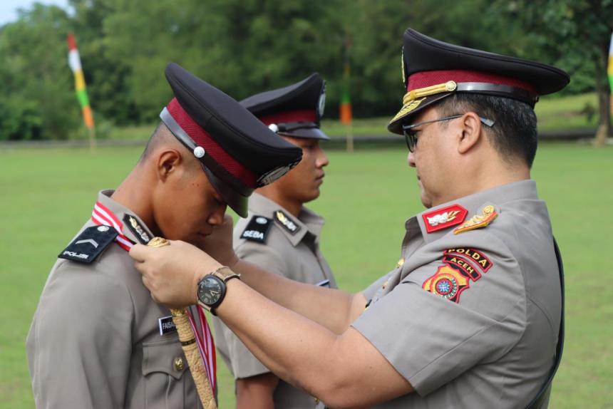 Kapolda Aceh Irjen Pol Achmad Kartiko, melantik 257 bintara polri pada penutupan pendidikan pembentukan bintara polri gelombang dua di SPN Seulawah, Aceh Besar, Rabu (18/12).