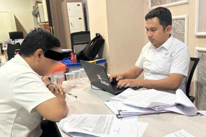Penyidik Subdit 2 Fismondev Ditreskrimsus Polda Aceh menahan oknum karyawan BSI berinisial AD (30) karena diduga mengalihkan dana deposito nasabah hingga Rp 700 juta. (Foto: Dok. Humas Polda Aceh)
