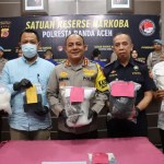 Kapolresta Banda Aceh Kombes Pol Fahmi Irwan Ramli memperlihatkan barang bukti sabu pada konferensi pers, Rabu (18/12). (Foto: Dok. Polresta Banda Aceh)