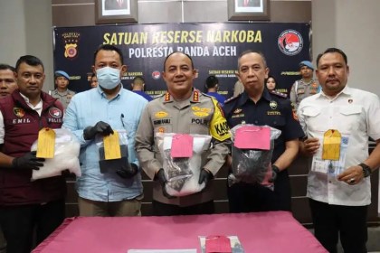 Kapolresta Banda Aceh Kombes Pol Fahmi Irwan Ramli memperlihatkan barang bukti sabu pada konferensi pers, Rabu (18/12). (Foto: Dok. Polresta Banda Aceh)