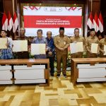 Pj Gubernur Aceh Safrizal ZA menyerahkan DIPA dan Alokasi TKD tahun 2025 kepada 49 Kementerian/Lembaga dan 23 pemerintah kabupaten/kota di Aceh, di Anjong Mon Mata, Pendopo Gubernur, Kamis (19/12). (Foto: For Infoaceh.net)