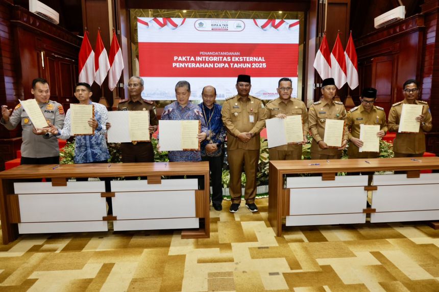 Pj Gubernur Aceh Safrizal ZA menyerahkan DIPA dan Alokasi TKD tahun 2025 kepada 49 Kementerian/Lembaga dan 23 pemerintah kabupaten/kota di Aceh, di Anjong Mon Mata, Pendopo Gubernur, Kamis (19/12). (Foto: For Infoaceh.net)