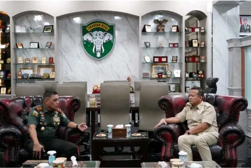 Pangdam Iskandar Muda Mayjen TNI Niko Fahrizal menerima kunjungan audiensi Dirut PT Tusam Perhutani Lestari Edhy Prabowo, di ruang kerjanya, Makodam IM, Rabu (18/12). (Foto: For Infoaceh.net)