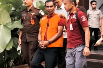Penyidik Kejari Bireuen, Kamis (19/12) melakukan penahanan terhadap Ketua BKAD Peusangan Subarni dalam kasus dugaan korupsi kegiatan studi banding ke Jawa Timur dan Bali. (Foto: Dok. Kejari Bireuen)