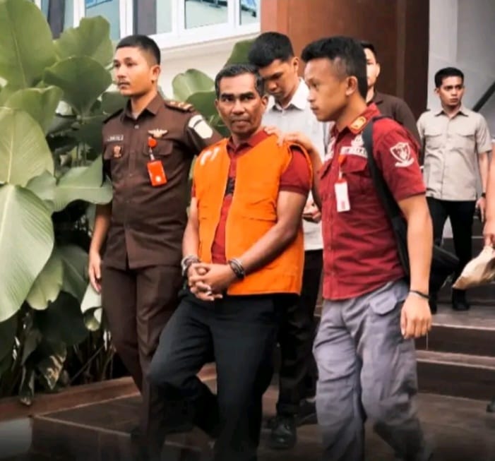 Penyidik Kejari Bireuen, Kamis (19/12) melakukan penahanan terhadap Ketua BKAD Peusangan Subarni dalam kasus dugaan korupsi kegiatan studi banding ke Jawa Timur dan Bali. (Foto: Dok. Kejari Bireuen)