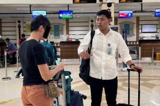 Petugas Imigrasi Banda Aceh melakukan deportasi WNA asal Swiss, di Bandara Internasional Soekarno-Hatta, Jakarta, Kamis (19/12/2024). (Foto: Dok. Imigrasi Banda Aceh)