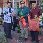 Ketua PGRI Banda Aceh Zulfikar menyerahkan bibit pohon kepada perwakilan sekolah di SMAN 15 Adidarma Banda Aceh, Kampong Mulia, Kecamatan Kuta Alam, Kota Banda Aceh, Jum'at (20/12)